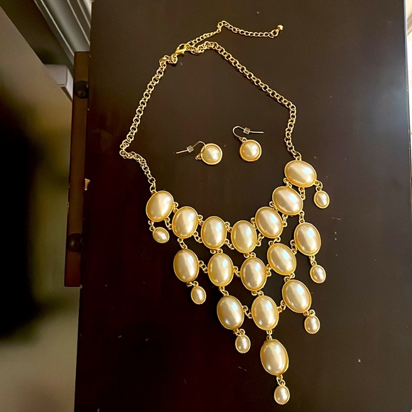 Set of the Draped Neckline Oval Faux Pearl and Earrings in Gold - Picture 3 of 4